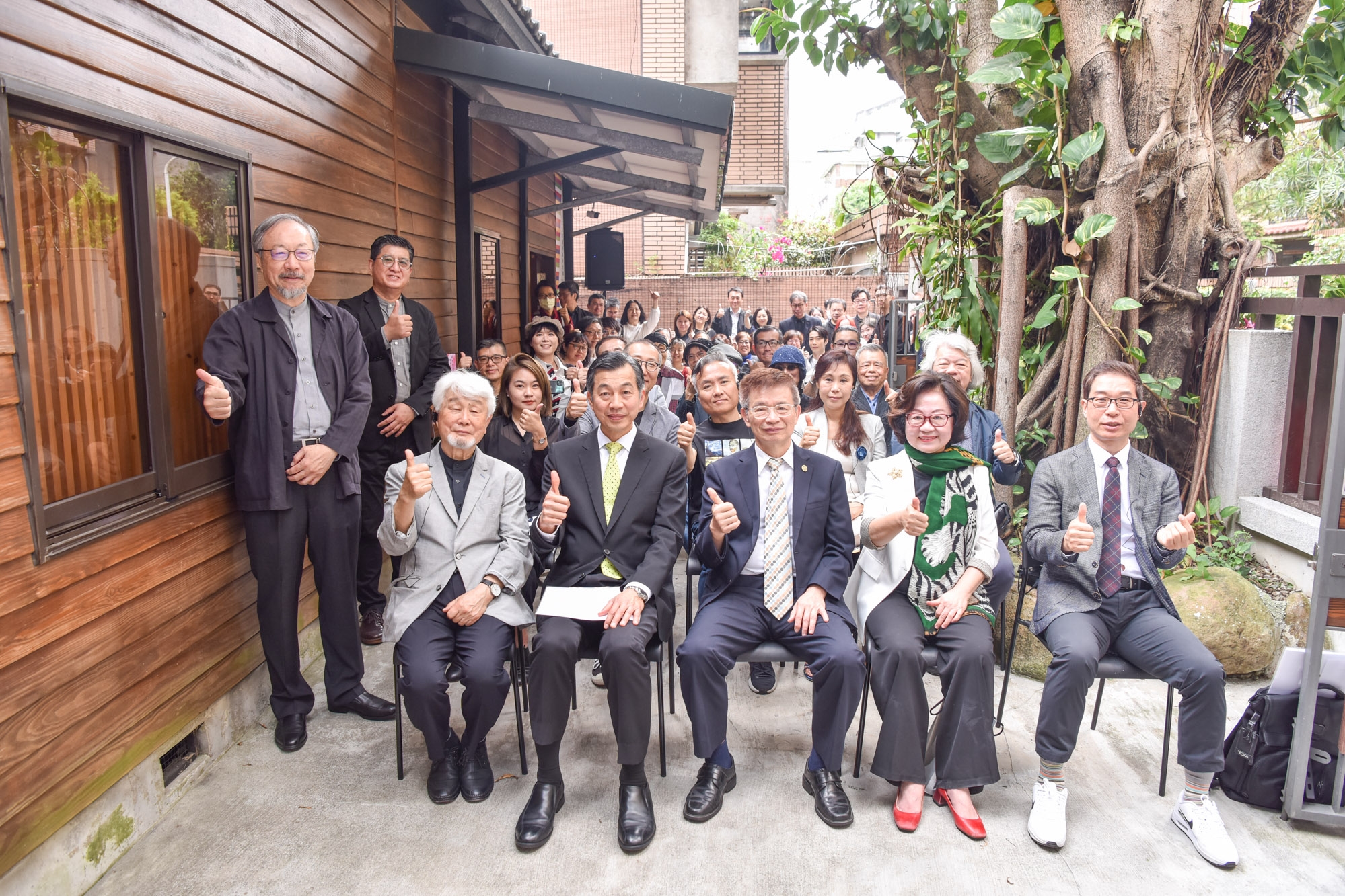 臺灣設計研究獎頒獎典禮暨韓國與臺灣五十年設計交流展覽開幕儀式與會貴賓於臺灣設計口合影